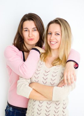 Kız arkadaşım. Mutlu kız genç kadın gülümseyerek portresi hiking 