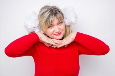 Çiçek çelenk ile kırmızı elbise giyiyor kırk yıl Bayan