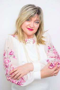 Çiçek çelenk ile kırmızı elbise giyiyor kırk yıl Bayan