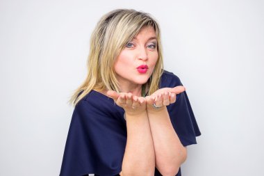 Çiçek çelenk ile kırmızı elbise giyiyor kırk yıl Bayan