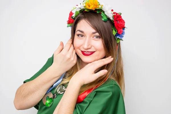 Szczęśliwa kobieta ubrana w zieloną sukienkę. Piękna kobieta z Wieniec kwiatów. — Zdjęcie stockowe