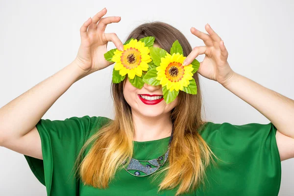 Szczęśliwa kobieta ubrana w zieloną sukienkę gospodarstwa dwa kwiaty — Zdjęcie stockowe