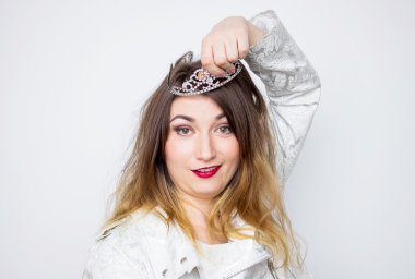 Sarhoş kız beyaz şık ceket ve gümüş taç giyen uygun makyaj kırmızı ruj