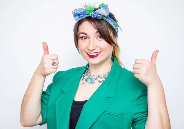 Szczęśliwy uśmiechający się kobieta ubrana w zielona kurtka z kciuki gest — Zdjęcie stockowe