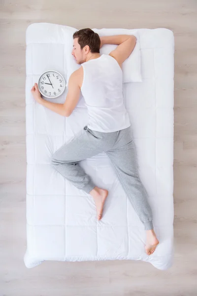 Homem agradável dormindo com relógio — Fotografia de Stock