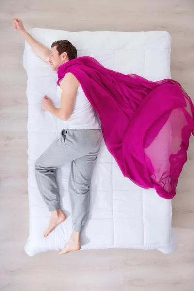 Szép ember alszik az ágyban — Stock Fotó
