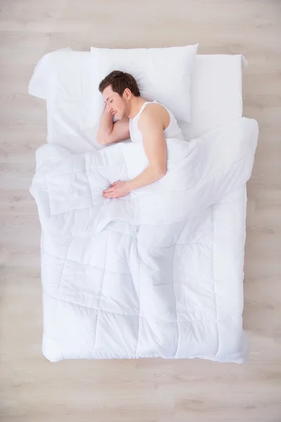 Buen hombre durmiendo en la cama — Foto de Stock