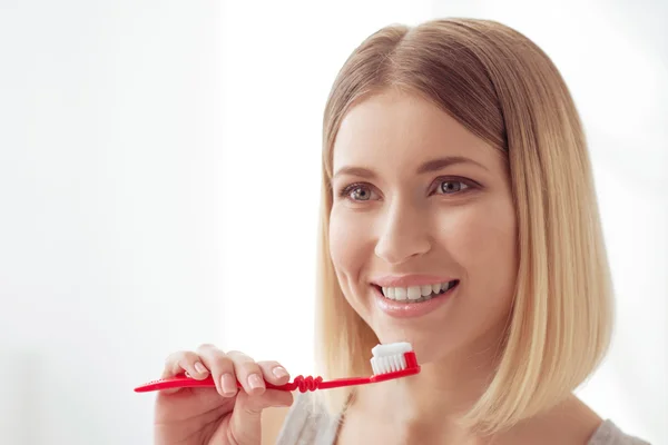 Keeping a pearly white smile — Stock Photo, Image