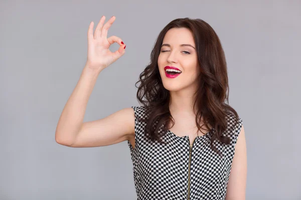 Bonita mujer sonriente dando un guiño —  Fotos de Stock