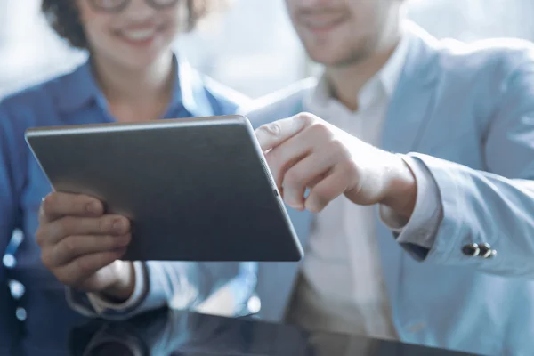 Trabalhador positivo segurando tablet — Fotografia de Stock