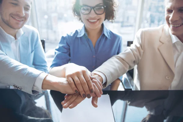 Equipo creativo sentado a la mesa — Foto de Stock