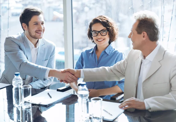 Colegas positivas estrechando sus manos — Foto de Stock