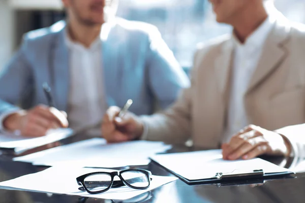 Glazen liggend op de tafel — Stockfoto