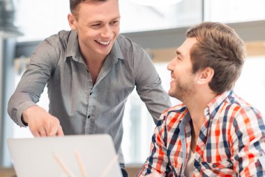 Dizüstü bilgisayarda çalışan hoş adamlar