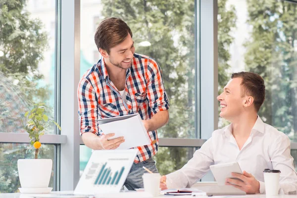 Homens positivos discutindo projeto — Fotografia de Stock