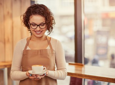 Kahve tutan hoş kadın