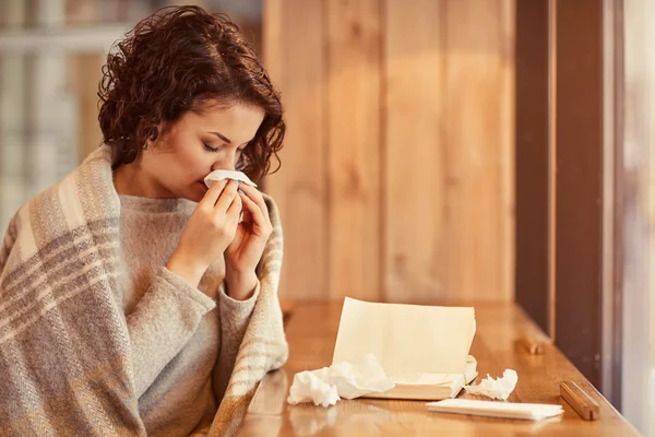 Mujer agradable sintiéndose mal — Foto de Stock