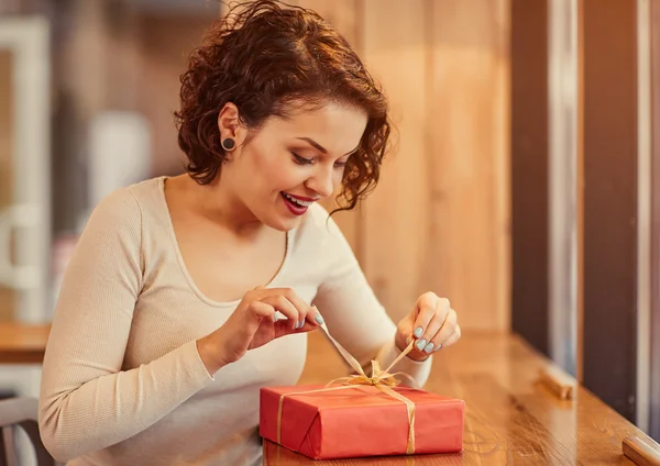 Mujer agradable regalo de apertura — Foto de Stock