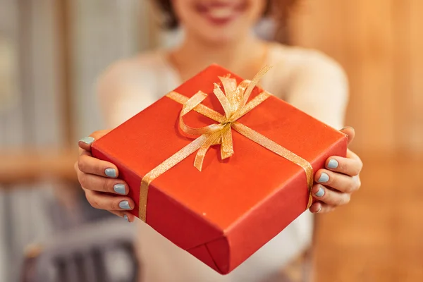 Mujer alegre dando regalo — Foto de Stock