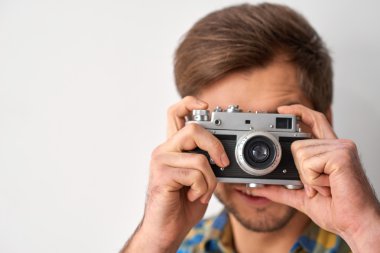 Adam alarak resim ile onun fotoğraf makinesi