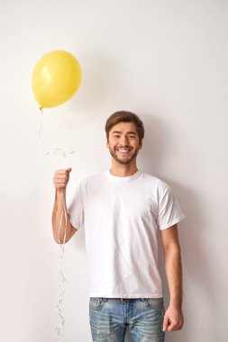 mutlu adam bir balon holding
