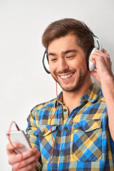 Man som håller smartphone — Stockfoto