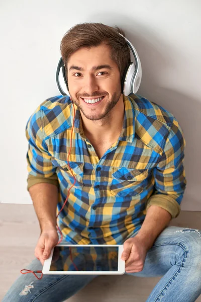 Homem com fone de ouvido e tablet — Fotografia de Stock