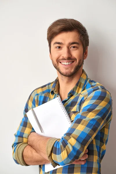 Hombre sosteniendo un cuaderno — Foto de Stock