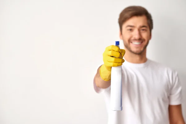 Adam tutarak temizlik malzemeleri — Stok fotoğraf