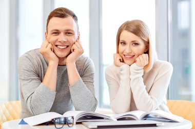 neşeli öğrencilerin eğitim