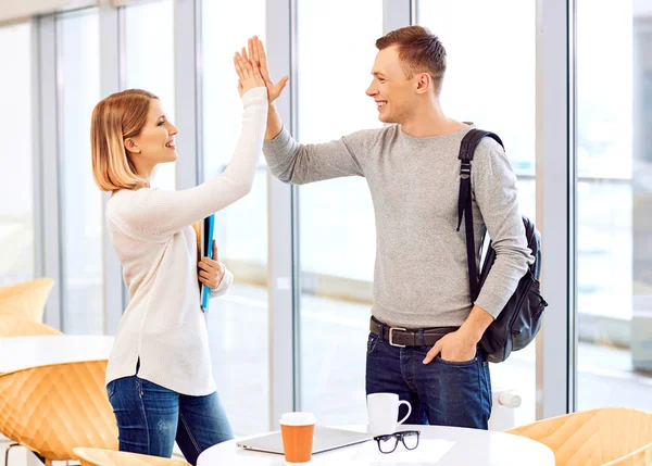 Trevliga studenter som ger fem till varandra — Stockfoto