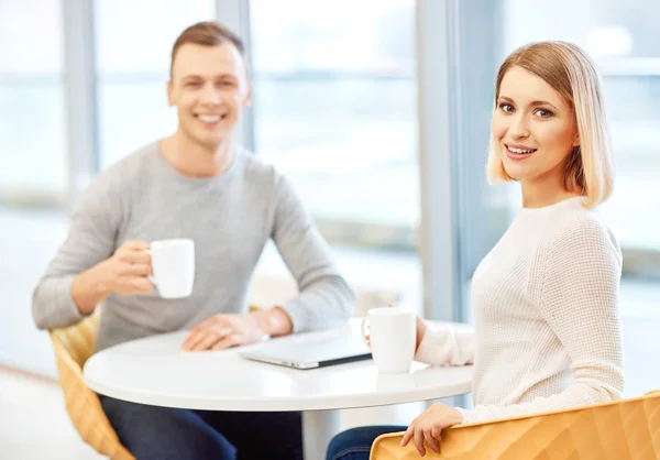 Glad students drinking coffee — Stock Photo, Image