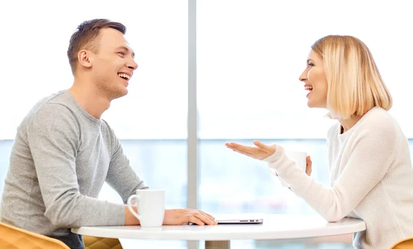 Studenti piacevoli che hanno conversazione — Foto Stock