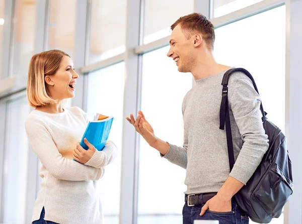 Estudiantes alegres hablando entre sí — Foto de Stock