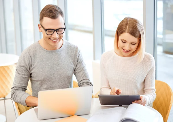 Positive Studenten studieren — Stockfoto