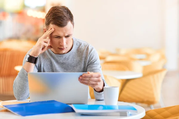 Estudante agradável trabalhando no laptop — Fotografia de Stock