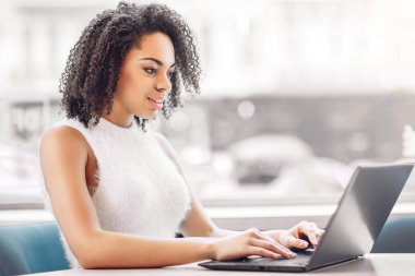 Dizüstü bilgisayar kullanan hoş kız