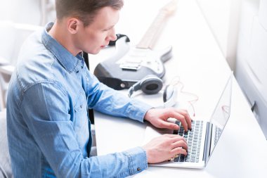 Pozitif adam yazarak