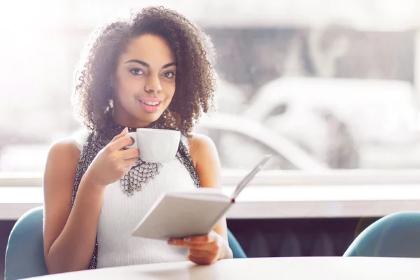 Sonriente chica leyendo libro — Foto de Stock