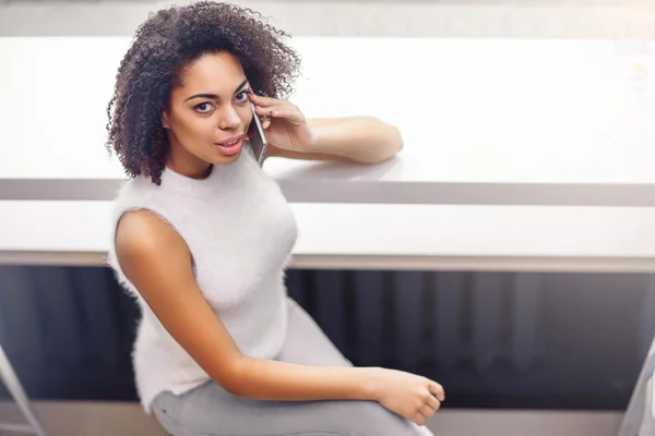 Buena chica hablando en el teléfono móvil — Foto de Stock