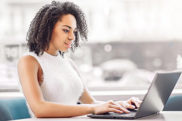 Agradable chica usando ordenador portátil — Foto de Stock