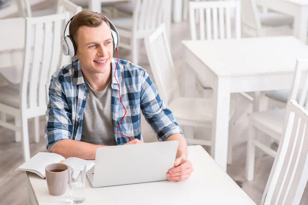 Zufriedener Typ, der Musik hört — Stockfoto