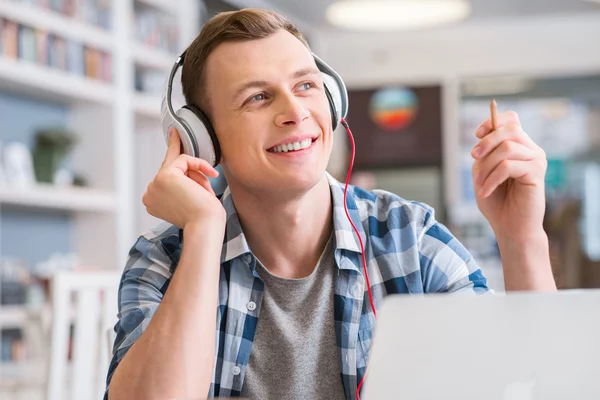 Fröhlicher Typ, der Musik hört — Stockfoto