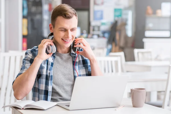 Angenehmer Typ mit Kopfhörern — Stockfoto