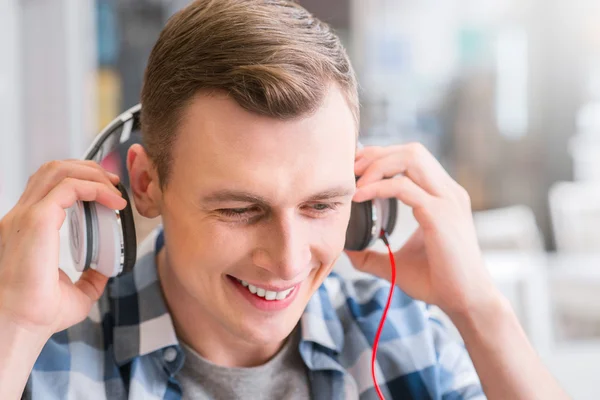 Kellemes pozitív srác fejhallgató viselése — Stock Fotó