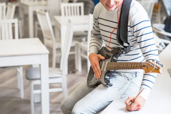 Positiv kille spela gitarr — Stockfoto