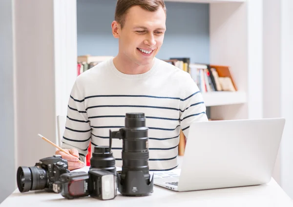 Homme joyeux travaillant sur l'ordinateur portable — Photo