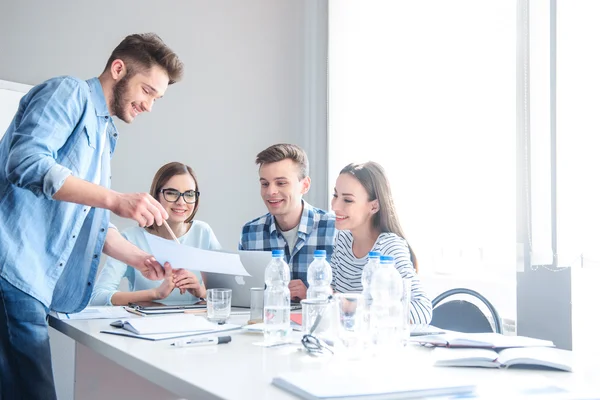 Equipo alegre discutiendo un proyecto — Foto de Stock