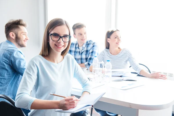 Chica alegre haciendo notas — Foto de Stock