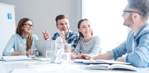 Blij jong team bespreking van het project — Stockfoto